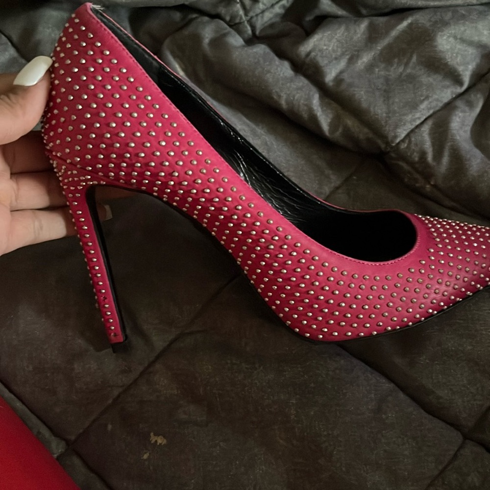 Selling these ysl shoes